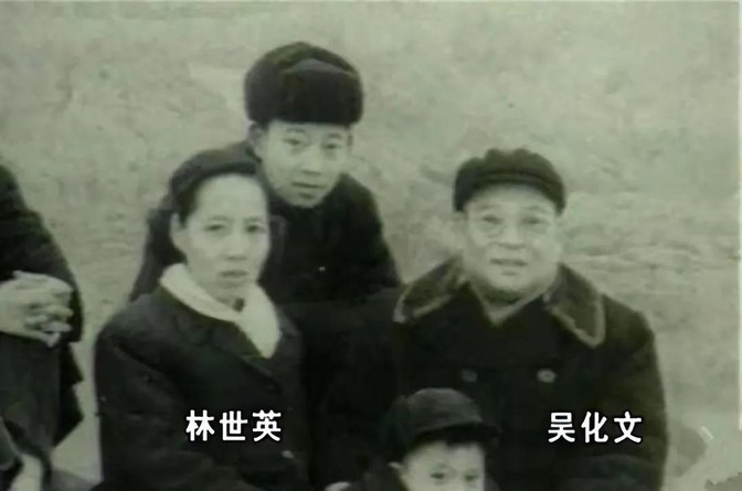1948年，吴化文起义前，犹犹豫豫，地下党员大惑不解，这时，他的妻子对地下党员说