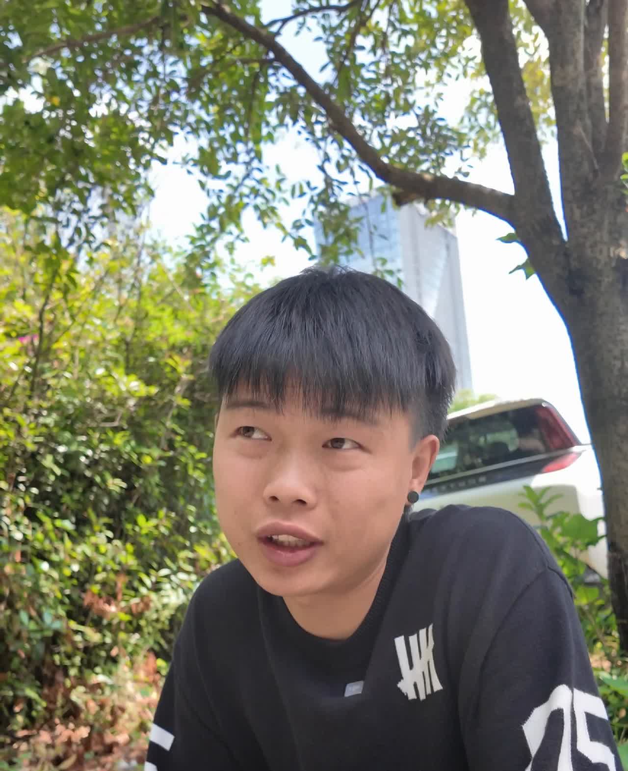 现在是大夏天，开空调肯定是各个司机都要开的。但是网约车有个问题，就是一旦是电车，