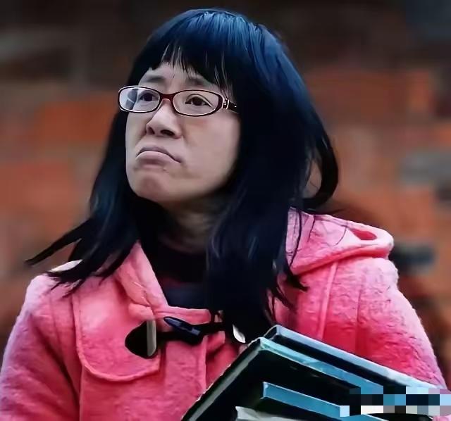 余秀华最近又火了，因为新作《绝经经》！其实她是颇有争议的现代诗人，我看了她一些诗