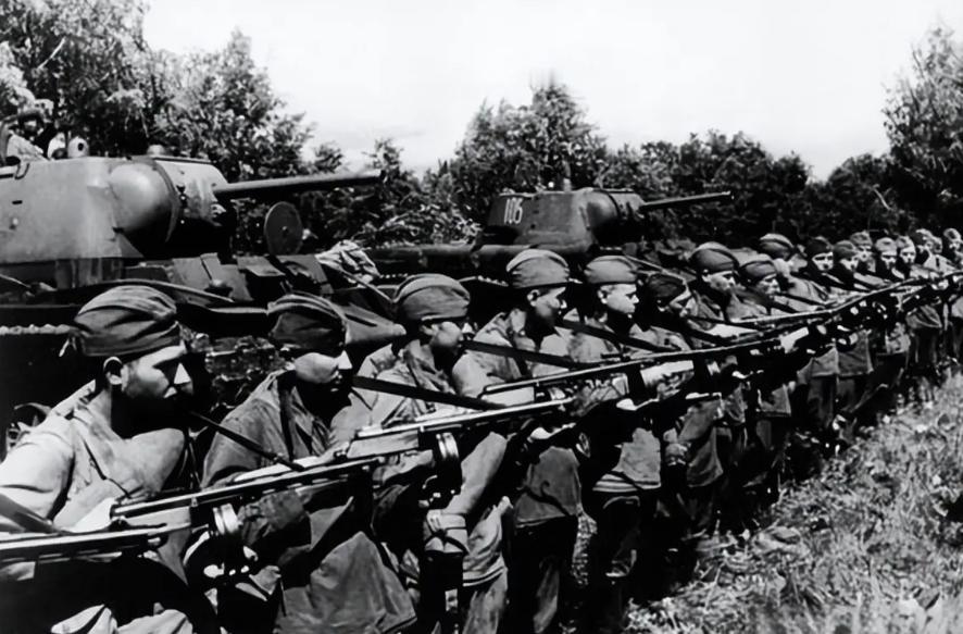 战后满目疮痍，苏联为何仅用5年重回世界巅峰？斯大林手段太硬核。二战中，苏联付