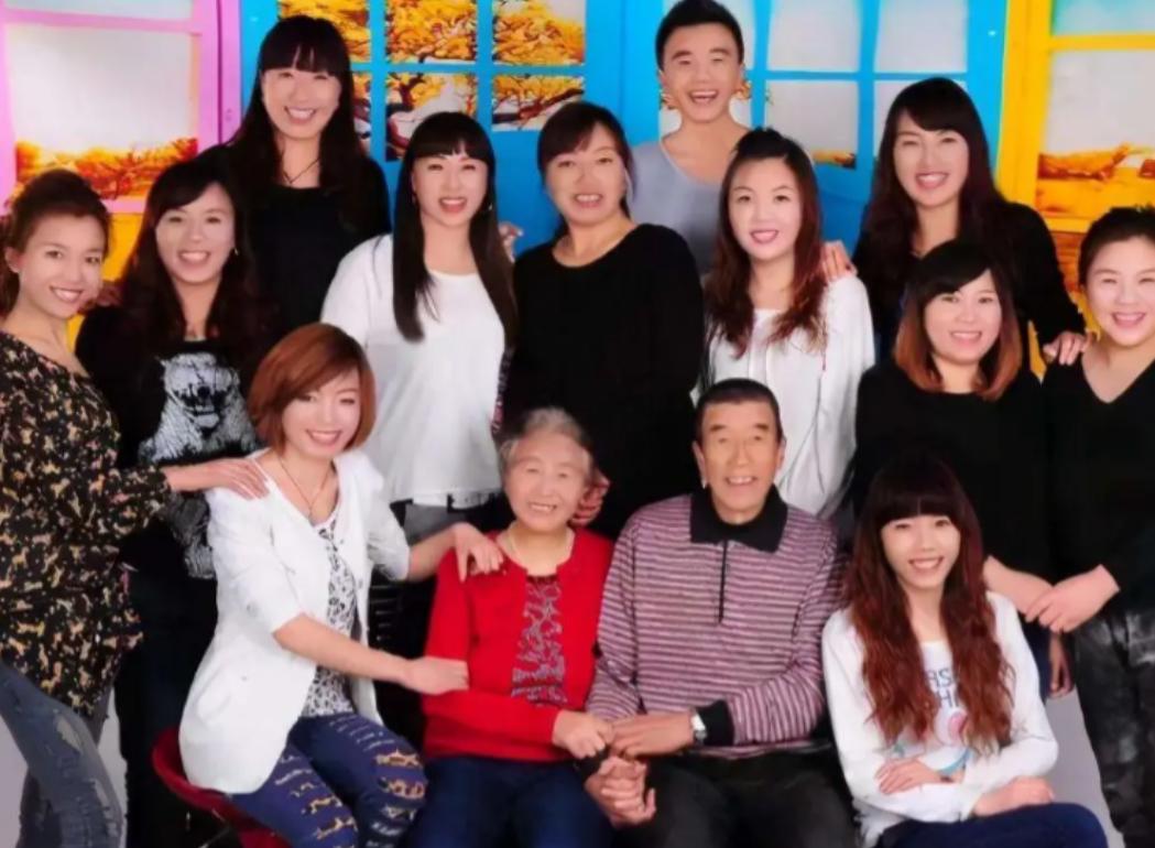 山西一对夫妻，生了11胎全是女儿，丈夫眼看妻子生不出儿子，无奈决定放弃，谁料，1