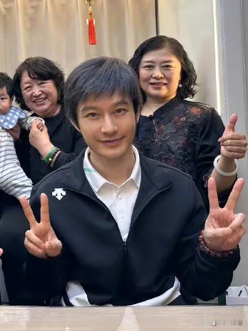 黄晓明这个发型确实很减龄！比他的实际年龄，减5到8岁！