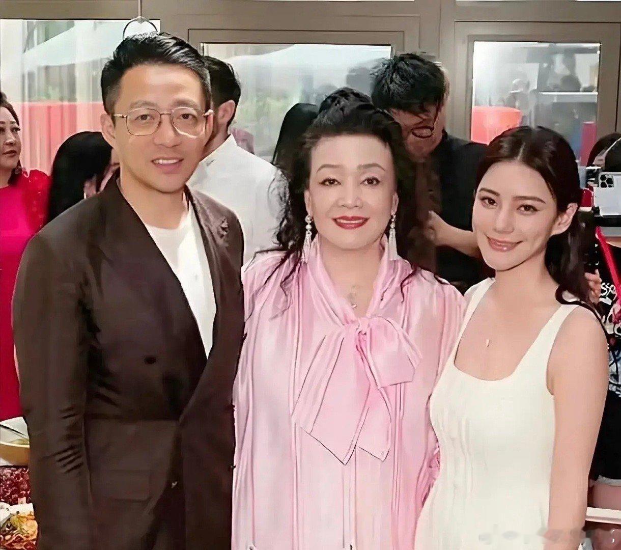终于有人替汪小菲说话了！真是好事不出门，坏事传千里，汪小菲家的酸辣粉出现发霉，导