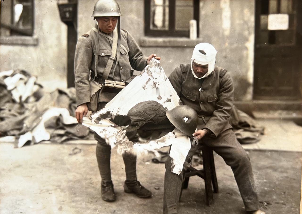 那天看老照片，两个鬼子举着带血的旗和一顶打穿的头盔，脸上还笑着。可仔细想，子弹打