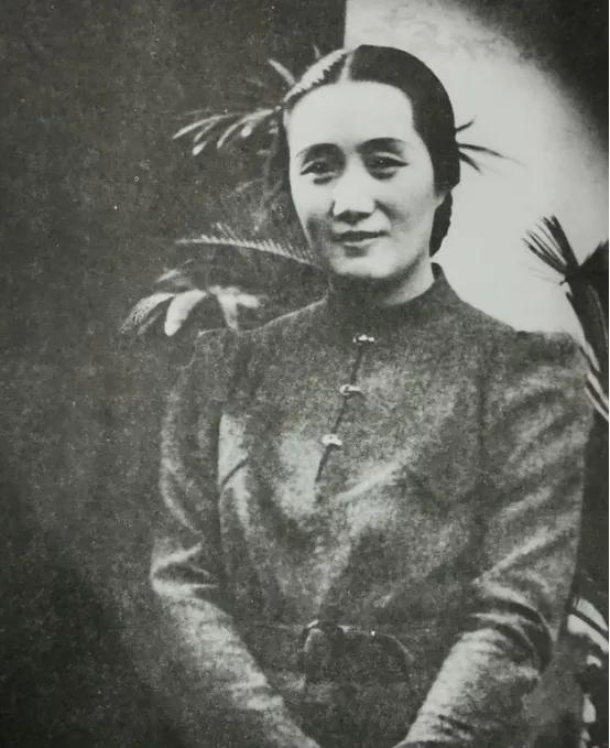 1950年，宋时轮在一家饭店用餐。正在点菜的时候，服务员无意中提到了饭店老板娘的