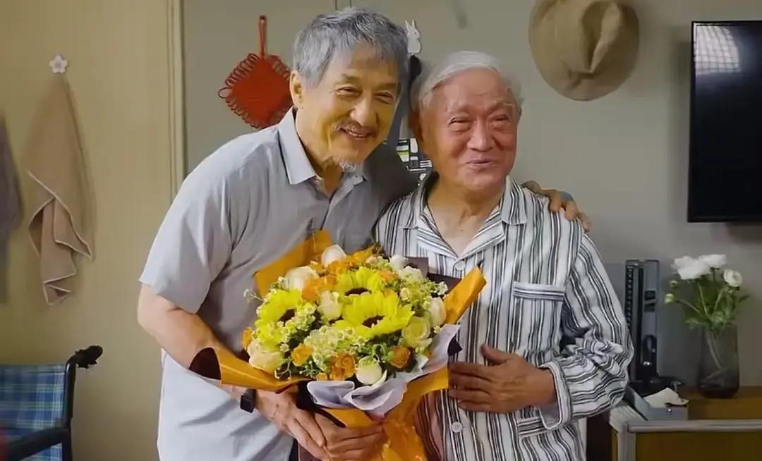 90岁还在片场，你慌不慌？牛犇老师90岁，每天7点准时到棚。成龙70岁，探