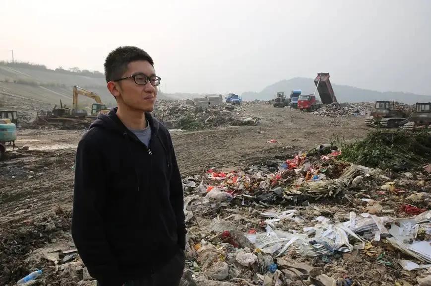 “你是不是疯了？”2011年，男子辞掉了自己年薪百万的工作到成都捡垃圾，然而让所