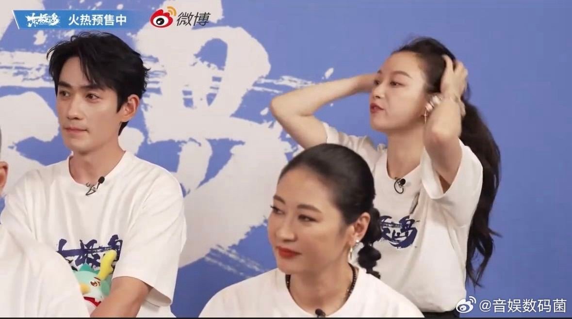 倪妮回应东极岛造型让人认不出倪妮在《东极岛》直播里好圈粉！说为阿花晒黑超拼，朱