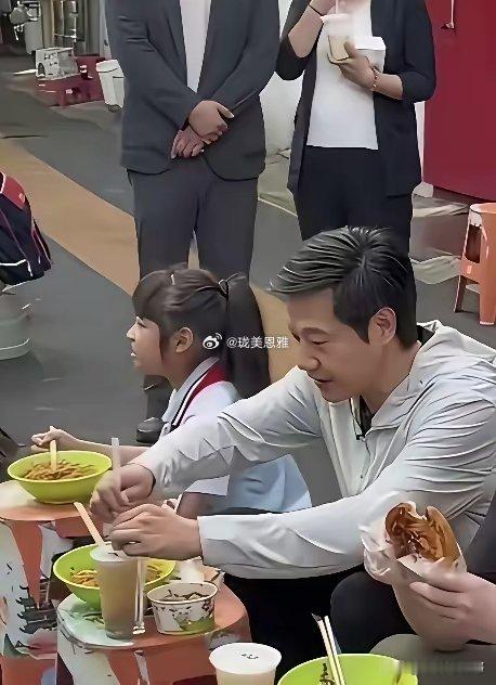 路过看到雷军吃早餐时吐槽了一声“我靠……”的，就是图中这个小女孩吗？从小敢于讲真