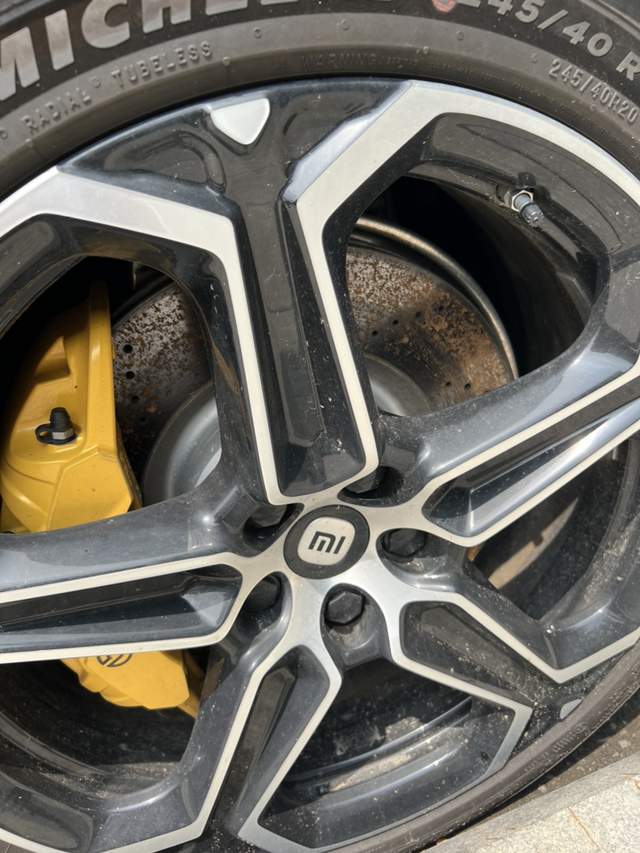 确实生锈了之前看网上有人说小米su7的刹车片生锈，今天看了一下，确实生锈。