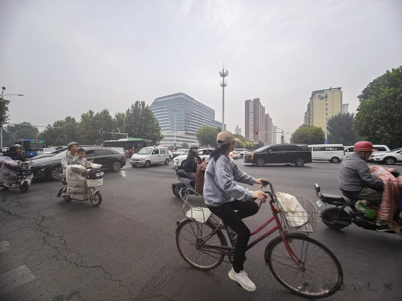 石家庄今日（10.12）早高峰时段，四院门口的路口明明设有红绿灯，不知怎的上班高