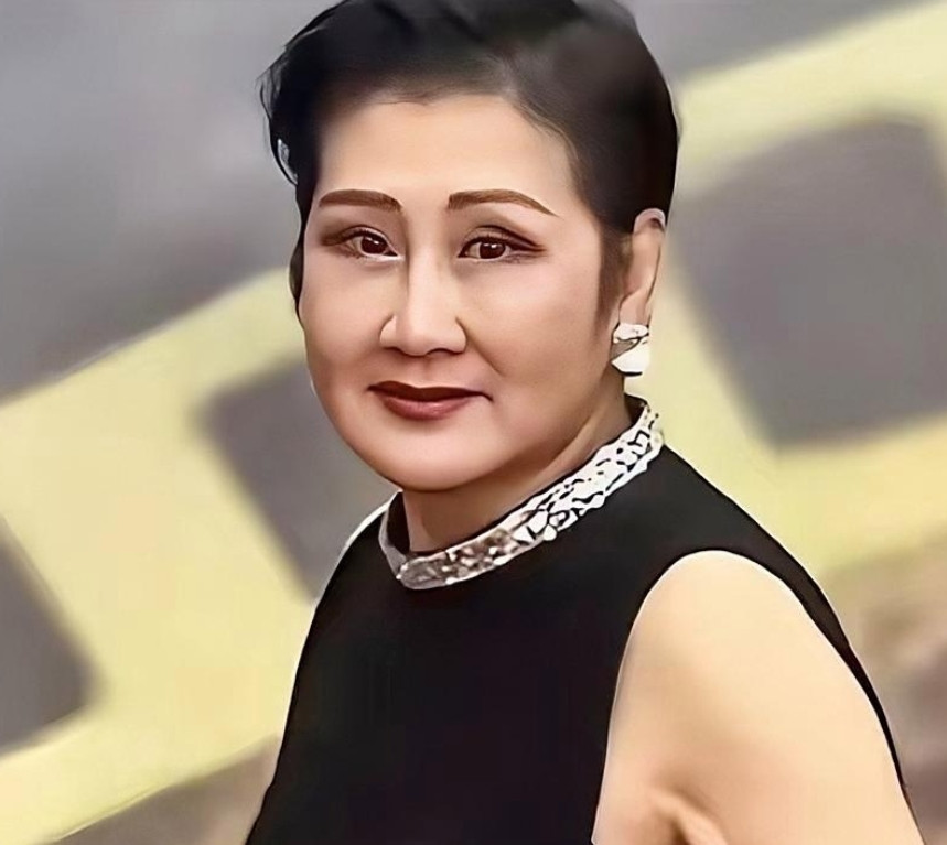 63岁的张凯丽长春电影节走红毯，黑色衣服大方得体，毁就毁在无袖的设计将腋下松松垮