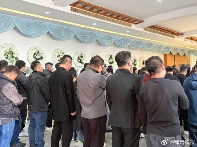 #45岁男子心梗离世2天前还在跑马拉松#3月28日上午，杭州一家殡仪馆的一间告