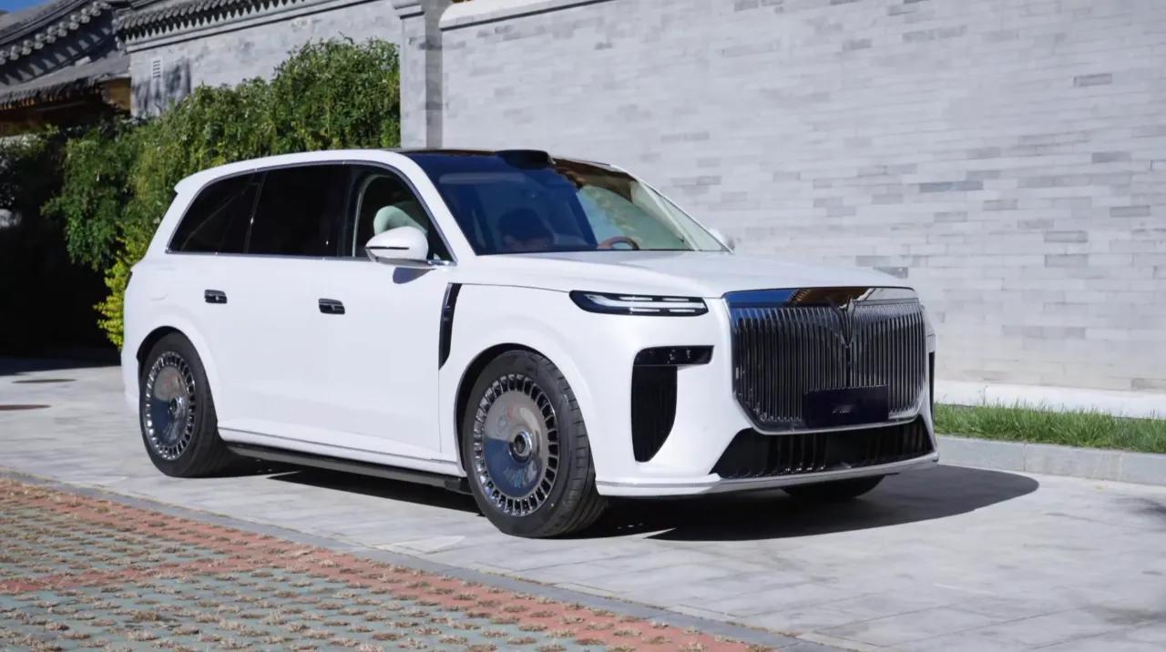 旗舰岚图的设计一定是那个大大的镀铬前脸，这气势真的丝毫不输大劳。但泰山的设计总体