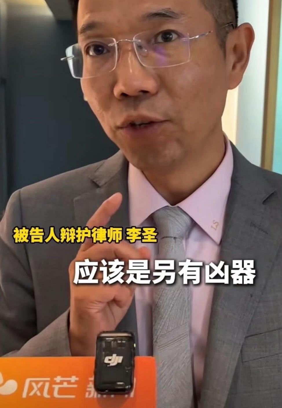 大年初二，9人持械上门打砸。6旬老人被群殴，一边护着妻女，一边漫无目的地反抗。