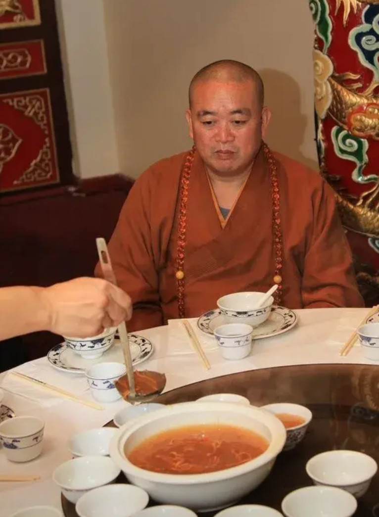 我要是释永信，就还俗当个太上皇，会挣钱有命花才是真高明。当我依托少林寺发展到一