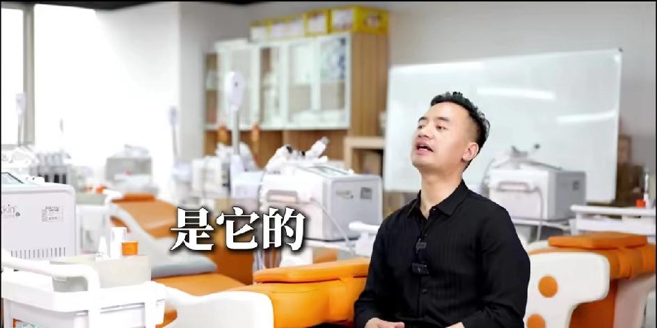 拍下张雪机车的“洗脸熊”总裁唐华波露面。本人年轻有为，英俊潇洒，还很有爱心。他说