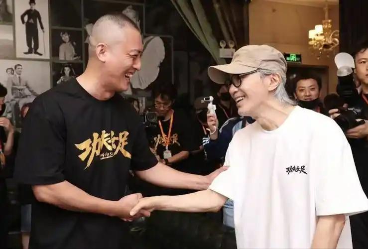 周星驰问许君聪，零片酬干不干，许君聪的回答，教科书级的。他说，星爷您找我，别