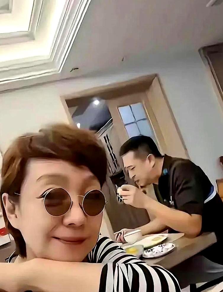 当年传出王海燕动了离婚念头，只因张嘉益几乎天天泡在牌桌上，家里常见不着人，这话题