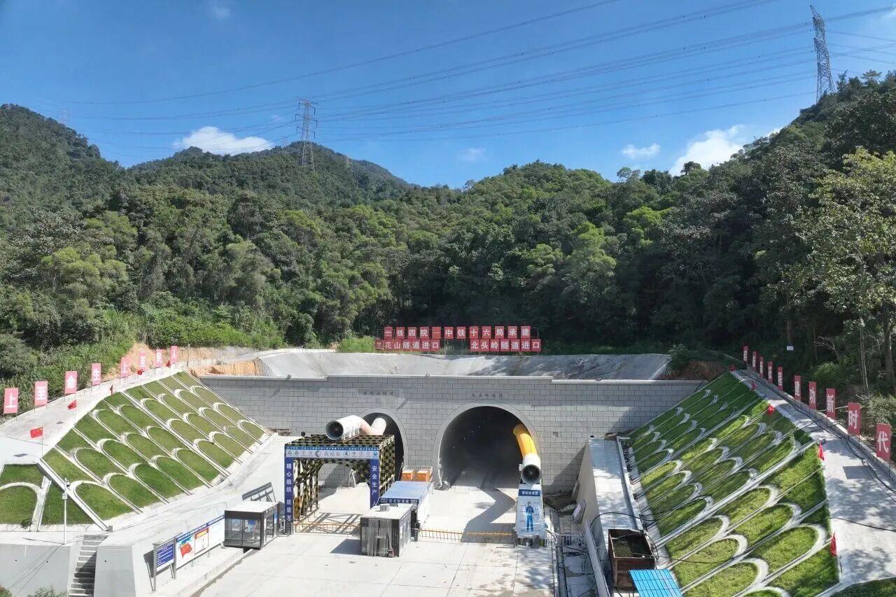 【猛！福州再建两条超长隧道】福州正在疯狂建隧道！近日，据报道，双福高速西台隧道