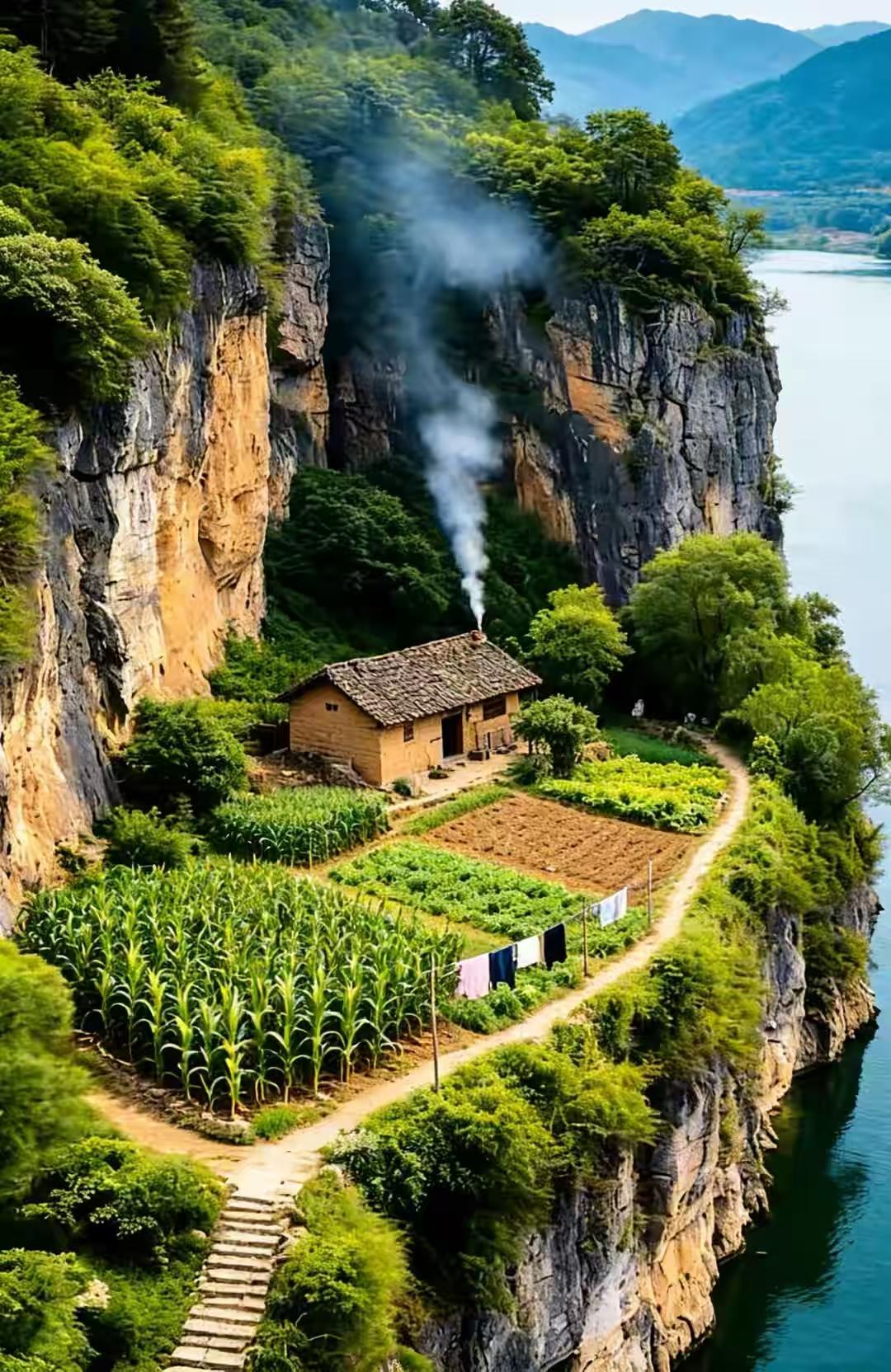 定风波·油菜花黄遍野金黄接远天，仙山如披锦霞鲜。软柳扶风轻袅袅，含笑，