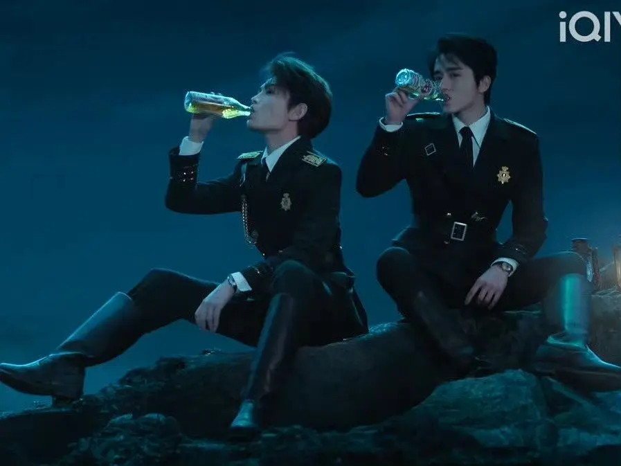 两个人都觉得自己是唯一男主，对着镜头各种拗这也磕啊，我服