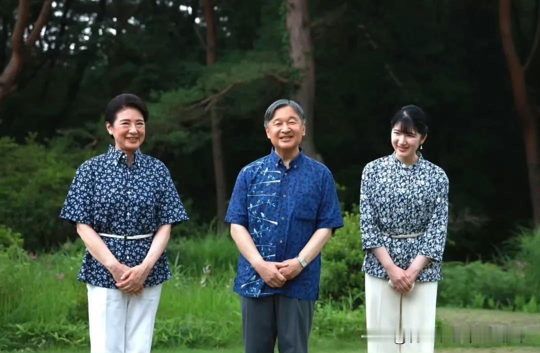 德仁天皇一家三口开启夏季度假模式，母女俩深色小碎花配白裤子，爱子的颜色较浅，青春