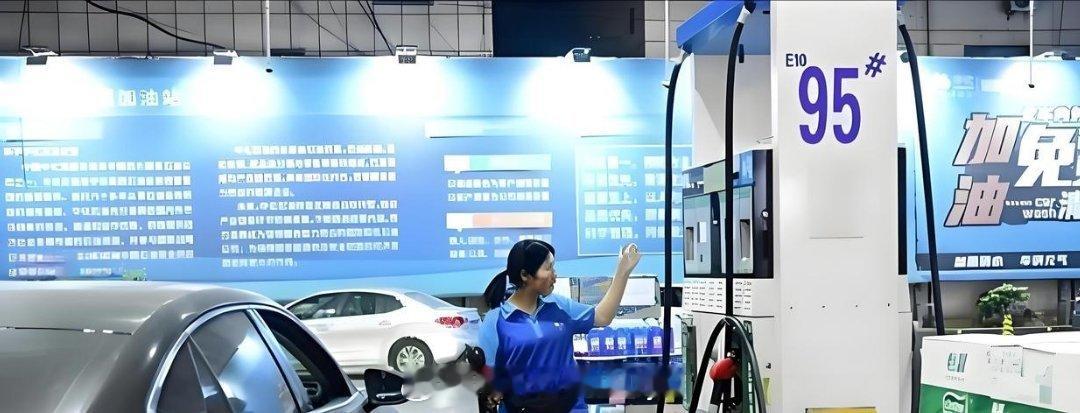 世界石油大国卖给我国的油价情况如下:1.伊朗：每吨4700元。2.巴西：每吨