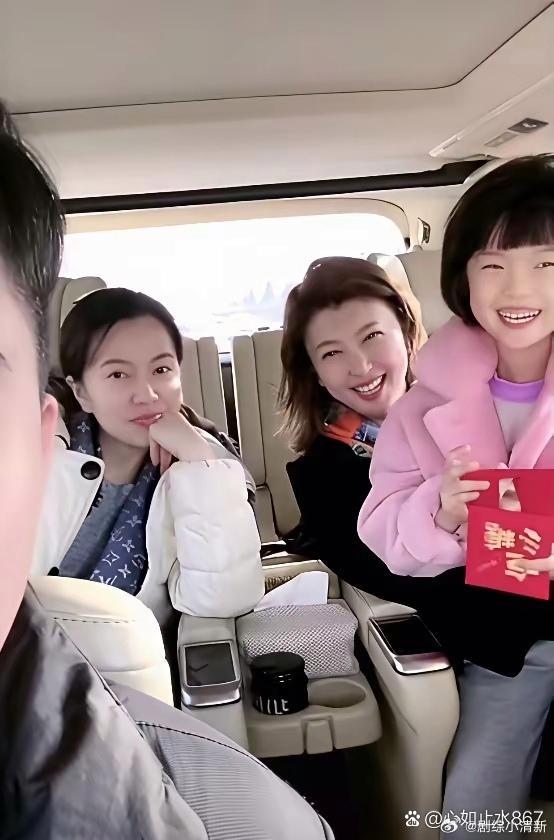 这是闫学晶的外孙女，也就是林傲雪的女儿，今年12岁。她比闫学晶的小女儿马芊蕙大两