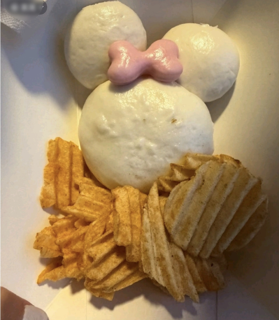 70元一个馒头配薯片，迪士尼你没事吧？上海迪士尼十周年庆典搞出个70元的“米妮