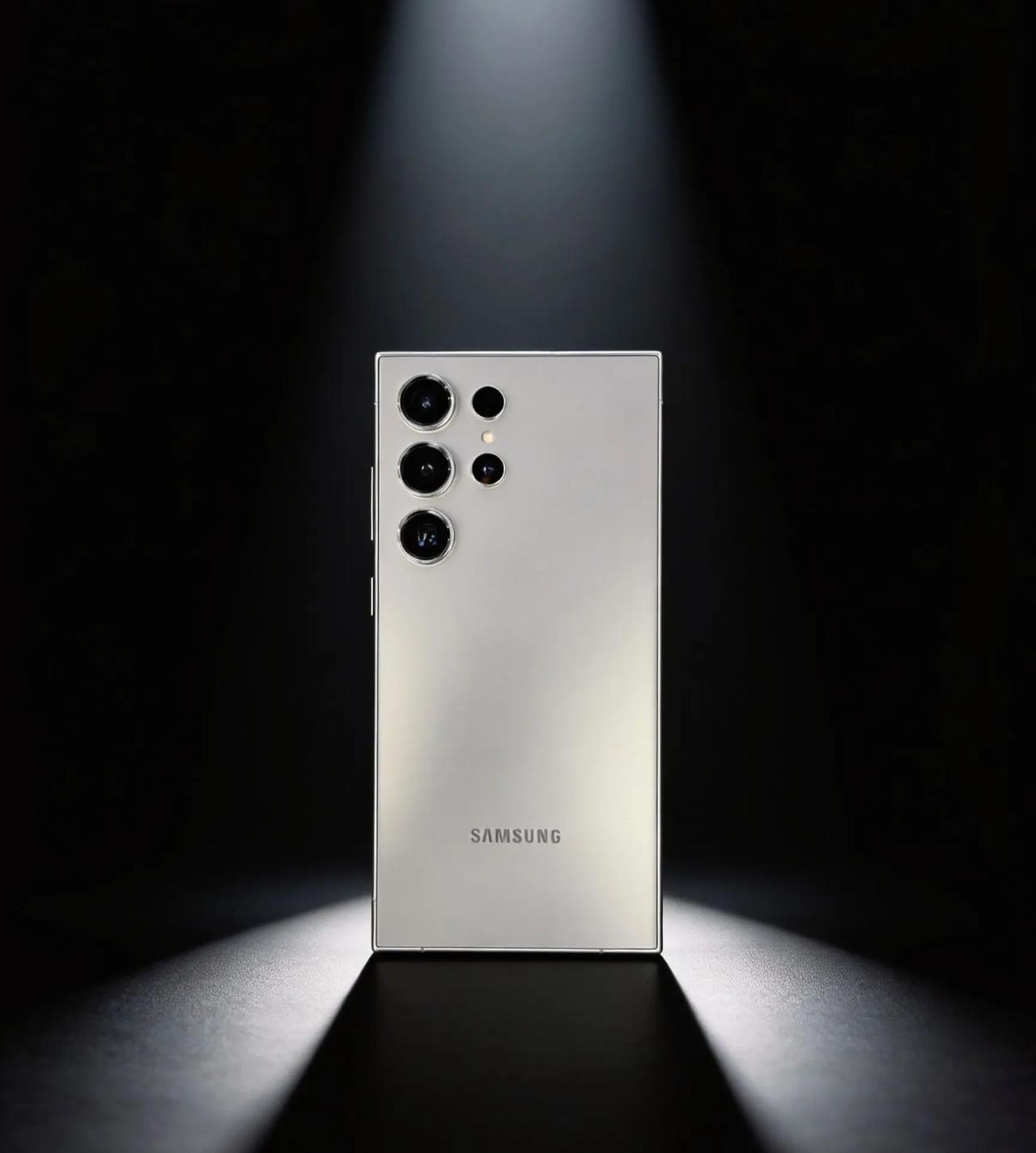 很多人都说，三星S24Ultra，很可能是最后一代方正机身的旗舰了。直屏、钛