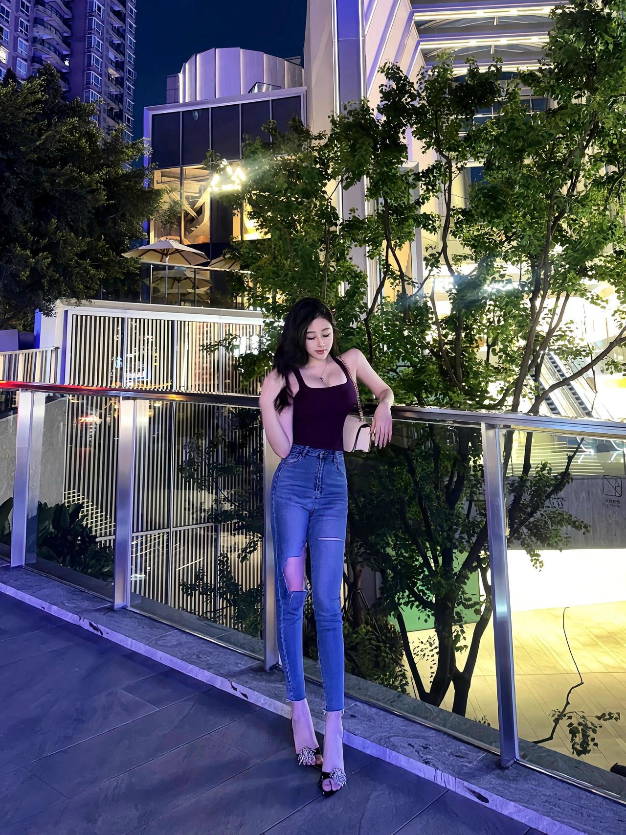 友友们[比心]看图猜一猜？图中的美女身高大概有多少？再猜一猜体重有多少斤？