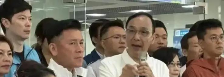 7月21日，柯建铭深夜发布长文称，他主张大罢免是等了60年，终于等到要打倒国民党