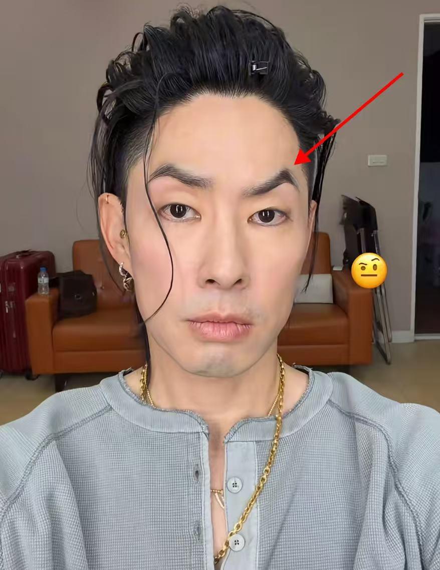 谁懂啊，家人们看到这张照片我一整个震惊到了，原来吴建豪他本人是不挑眉的时候，