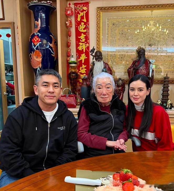 101岁的林余宝珠，面色红润挽着前儿媳谢玲玲的手。香港林氏家族这场寿宴，办得比