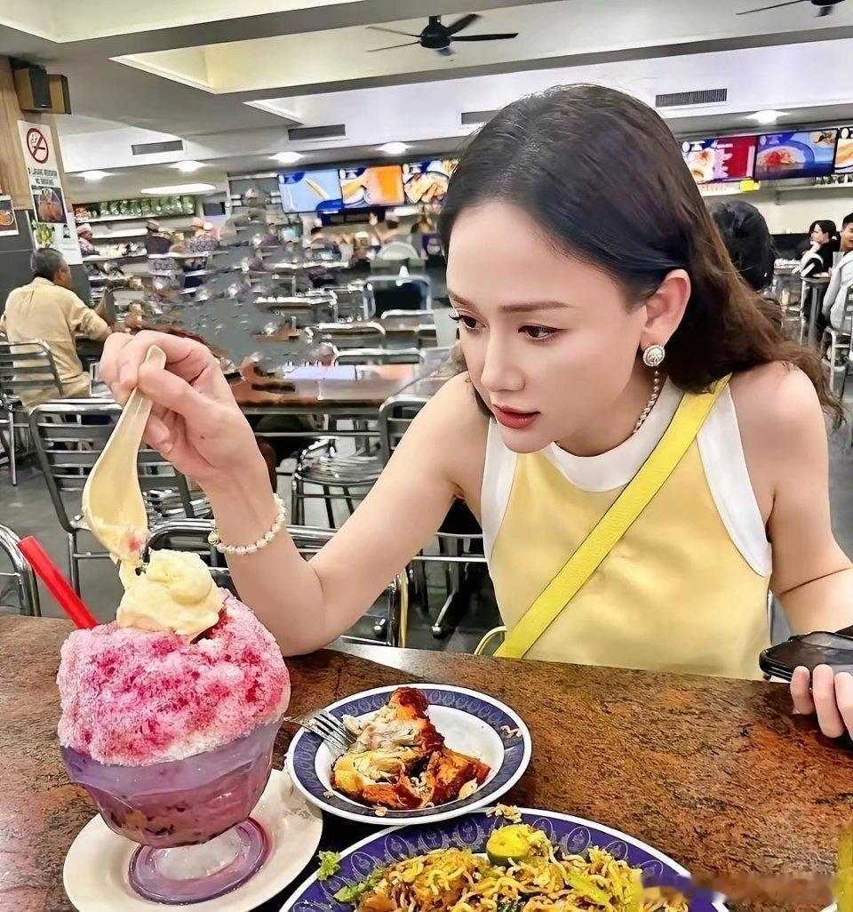 陈乔恩外出吃饭，镜头下两张脸差别好大！陈乔恩在马来西亚逛美食广场被路人拍到。就同
