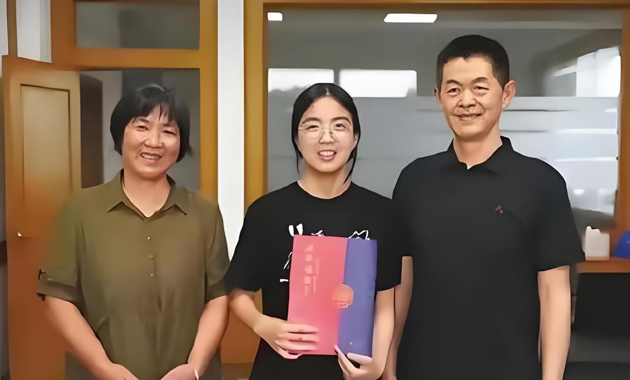 浙江海宁女孩吴玉其，身世坎坷。三个月时父亲因车祸离世，母亲双耳失聪，靠着母亲辛苦