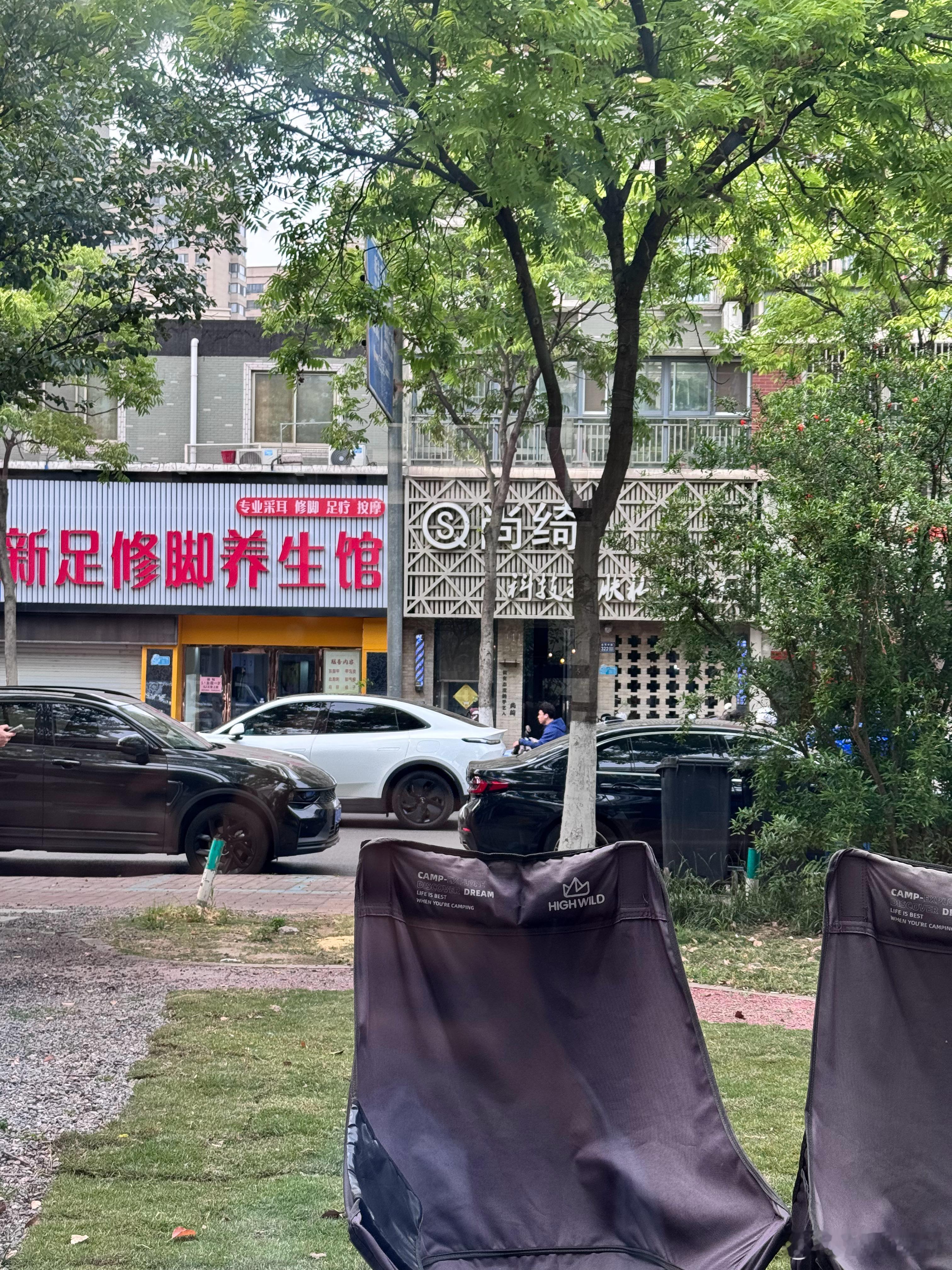 刚才30分钟时间，在18线小城看到3台乐道，一台黑色没拍到，这路面出现率正在稳定