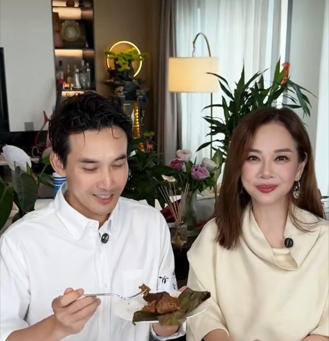 陈松伶夫妻俩个好有特点，男的说话时嘴巴歪，女的微笑时嘴巴歪陈的下巴有点短小，耳朵