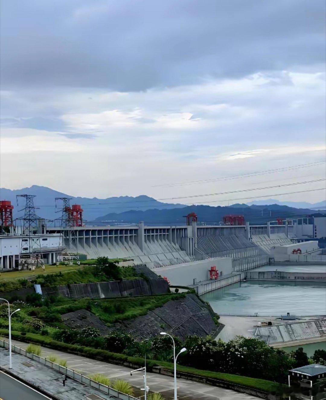 起初，三峡大坝⁠计‎‏划‏建150米‎高，水库‏最远‏能淹到四‎川长寿县。后‎