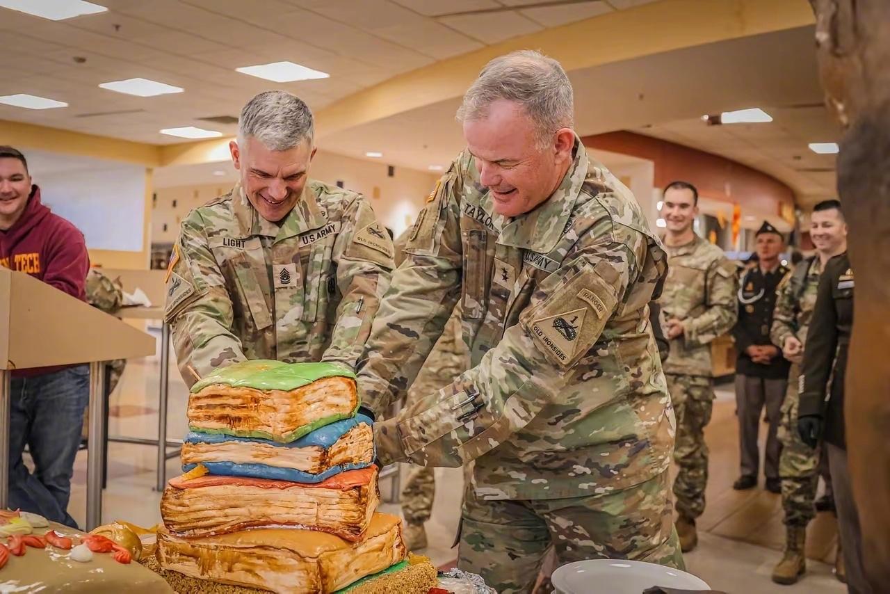 美国陆军的感恩节过得挺热闹。第一装甲师、第一骑兵师还有第82空降师的官兵们齐聚一