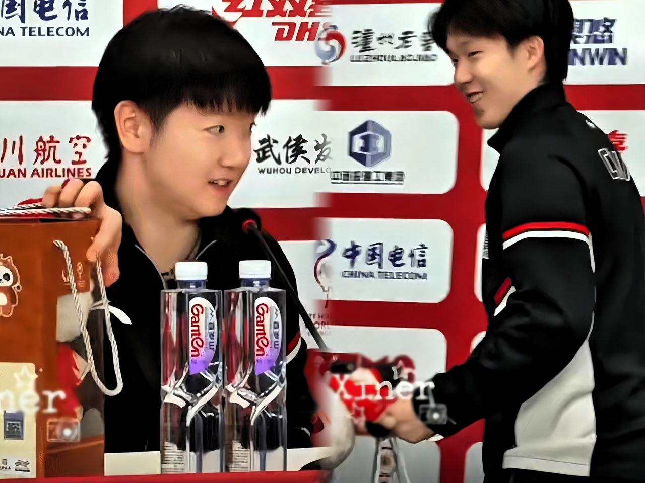 莎莎和大头开心坏啦！主办方给他们一人送了一个小熊猫礼盒，俩人抱着不撒手，