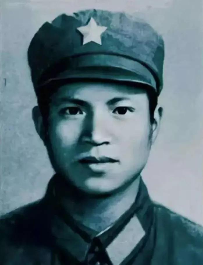 小战士重伤后仍在跪地战斗，突然，他发现膝下有一条越军的电话线​对越反击战中，