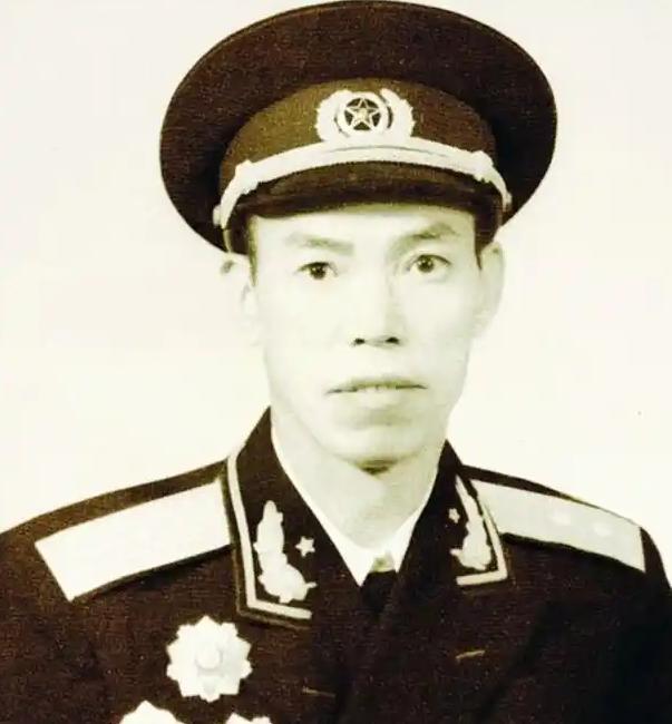 1962年冬季，时任广州军区副司令的梁兴初，回到了阔别已久的老家。一位铁匠铺的老