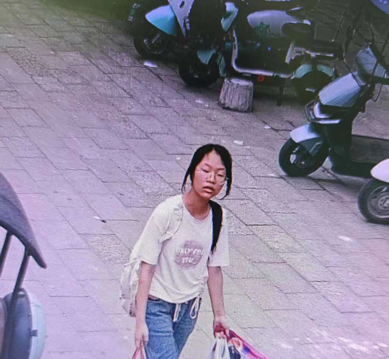 家里有小孩的注意了，昨天我们这边的一个12岁女孩丢失了，听说她妈在上班，他爸在外