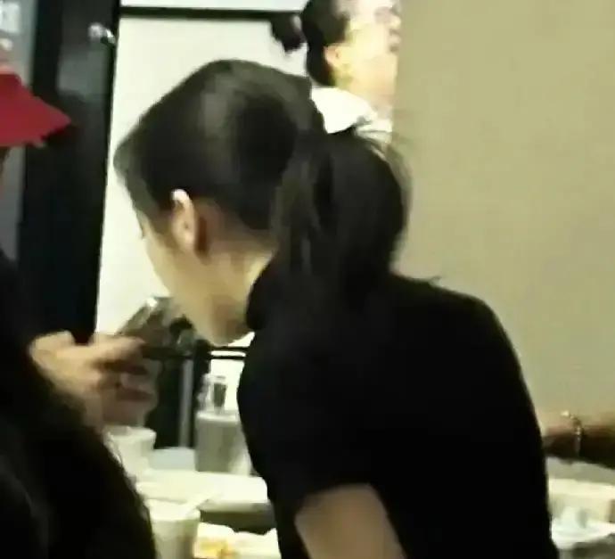 100万一幅画，17岁李嫣把钱全捐了不是噱头。2023年北京慈善夜，她随手