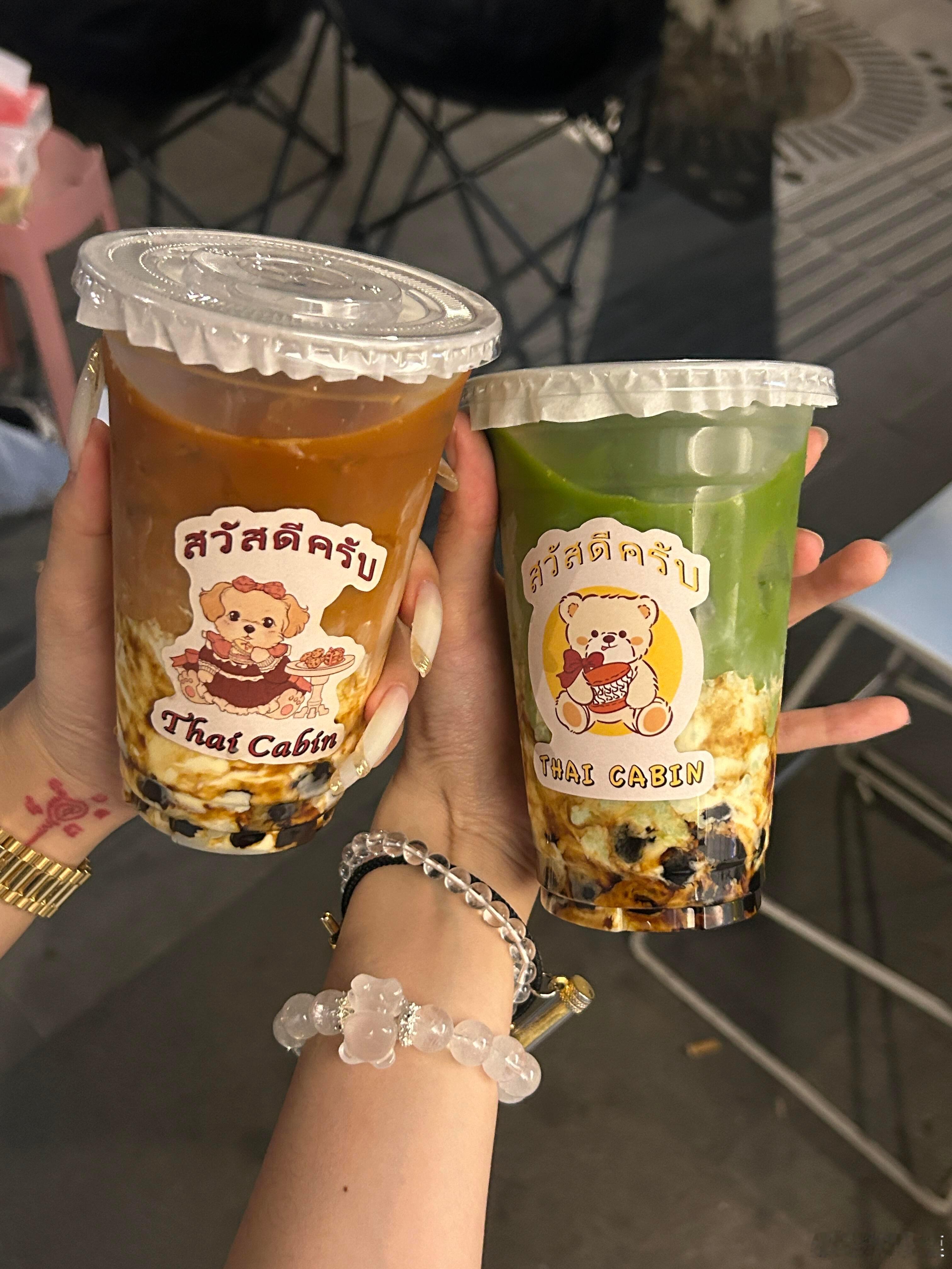 牛马累了会给自己整咖啡☕️每天多睡一分钟早八路上练轻功通勤乖到离谱emm…困归困