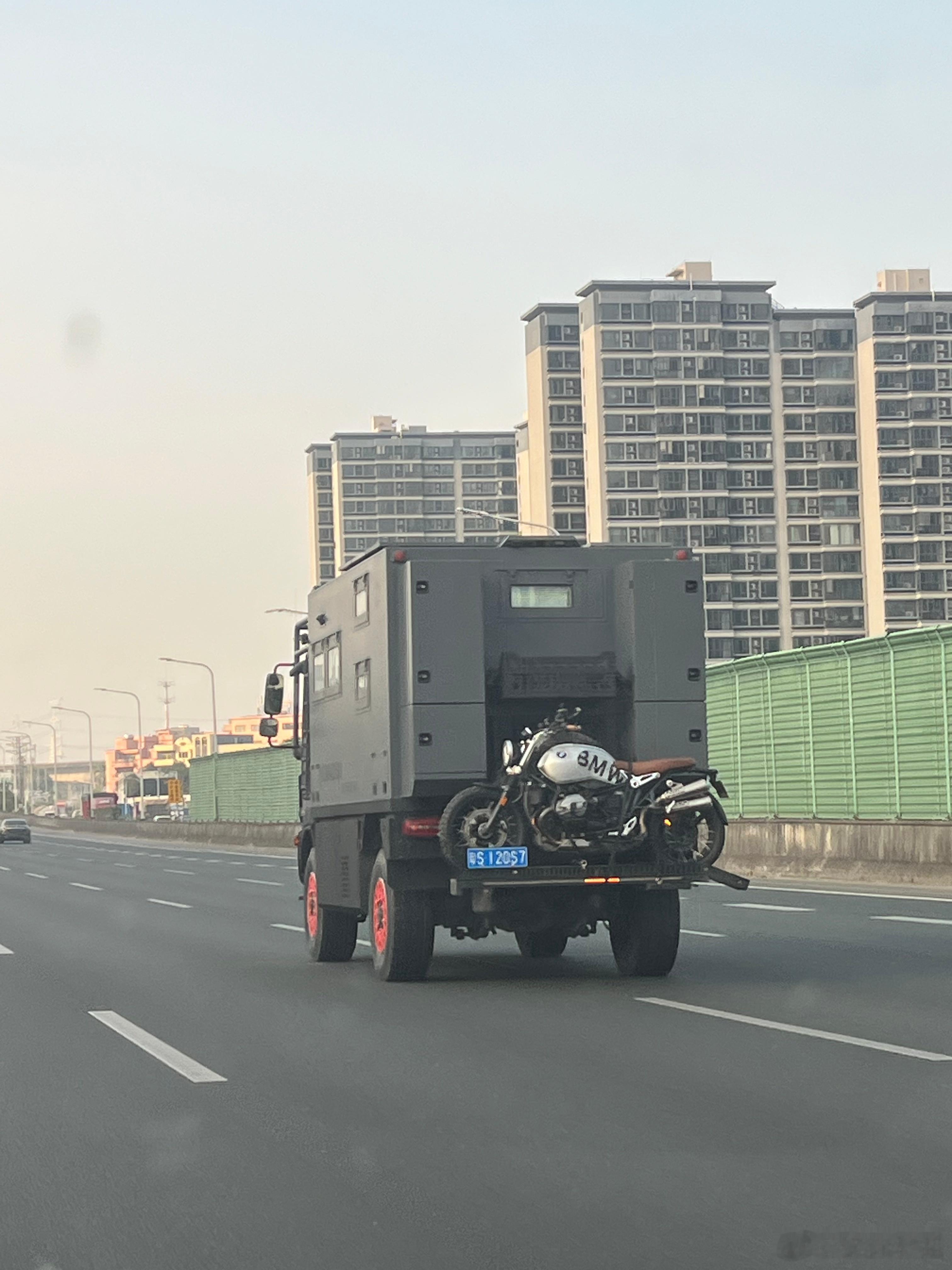 不怕奔驰和路虎，就怕卡车拖着三个字母。人生赢家了，这模样，哪个男人不爱。大v聊车