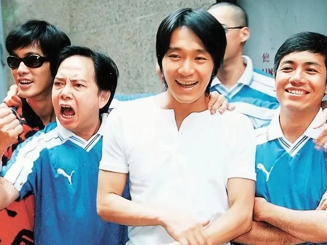 李修贤说，“周星驰挣再多钱有什么用？走在大街上鬼鬼祟祟的，戴个口罩怕人打…”