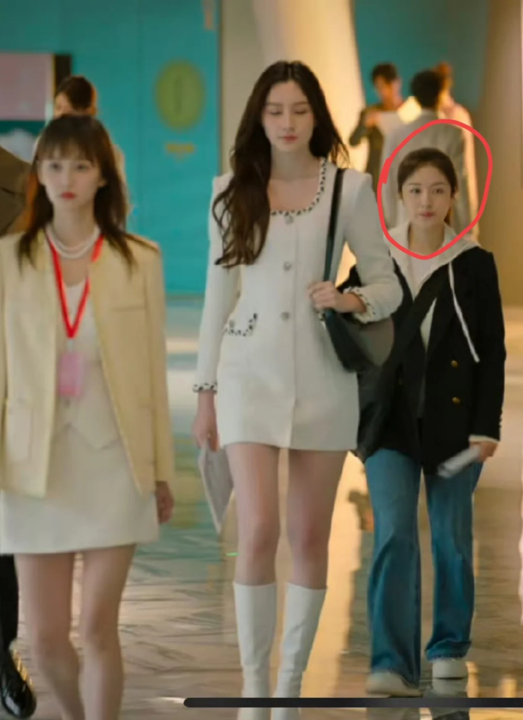 这部剧的导演到底咋想的，这群众演员太出戏了这个滤镜的导演，是为了突出什么？